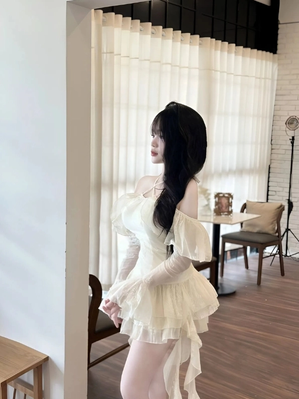 Ảnh gái xinh mặc váy ngắn màu trắng khoe đôi chân dài miên man và nụ cười tỏa nắng.