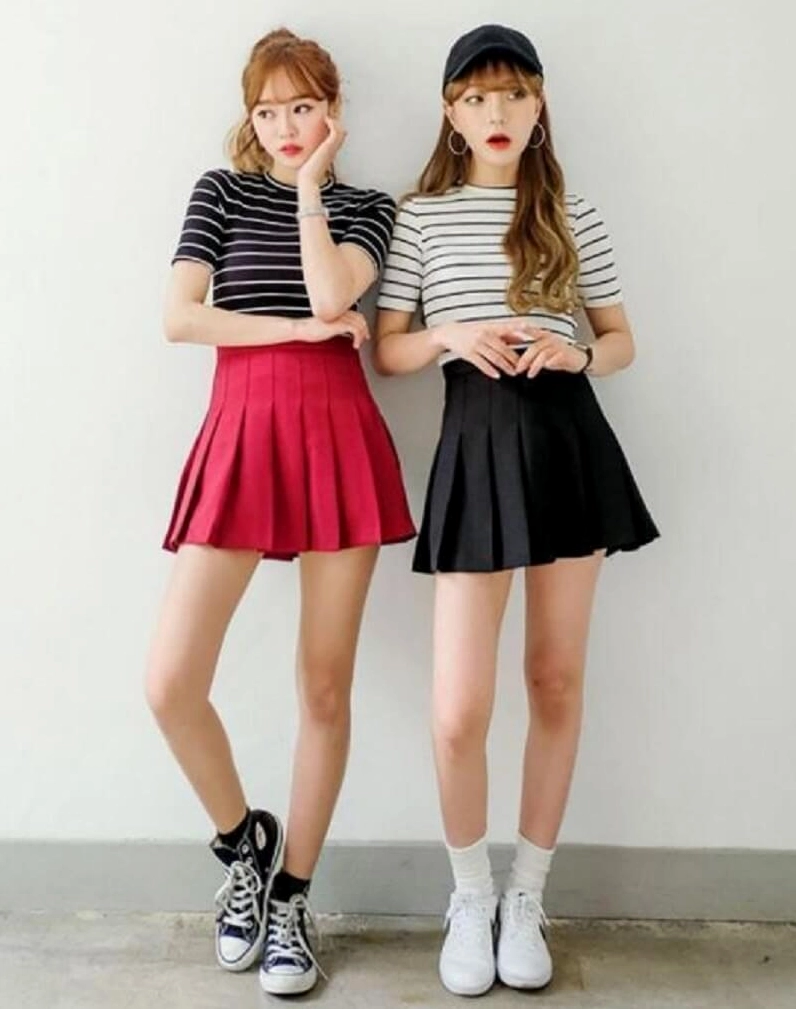 Ảnh gái xinh mặc váy xếp ly ngắn màu trắng kết hợp áo croptop năng động
