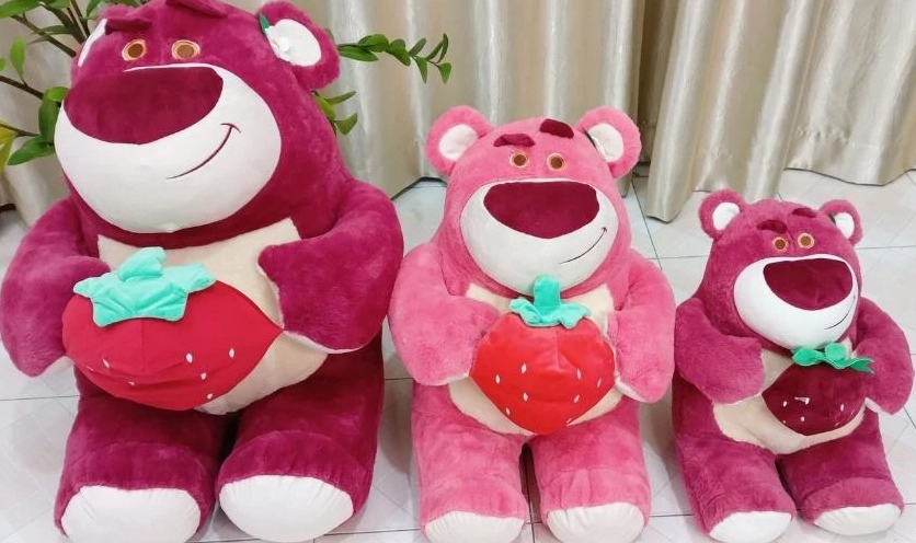 Ảnh gấu dâu Lotso đáng yêu ngoài đời được đặt trên nền trắng tinh khôi.