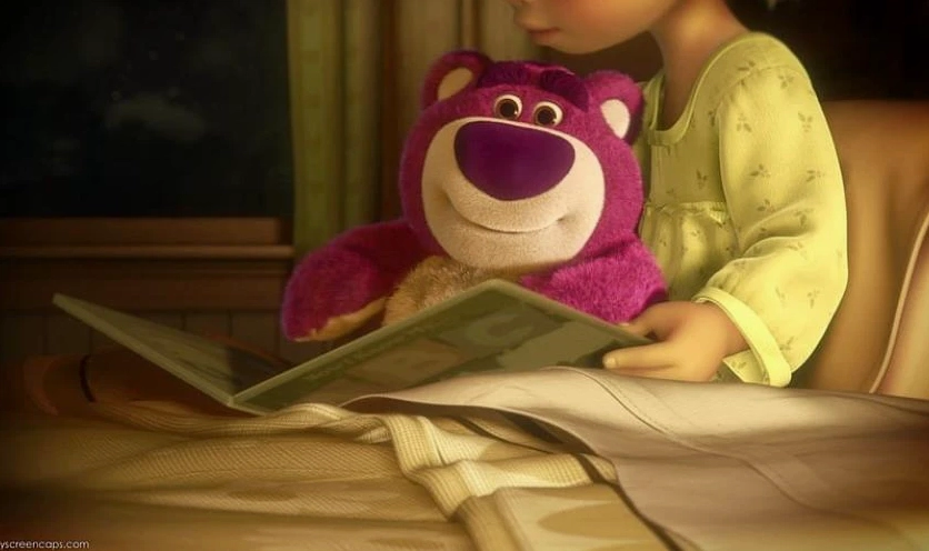 Ảnh nền gấu dâu Lotso trong phim Disney cho máy tính đang chống nạnh đầy quyền uy.