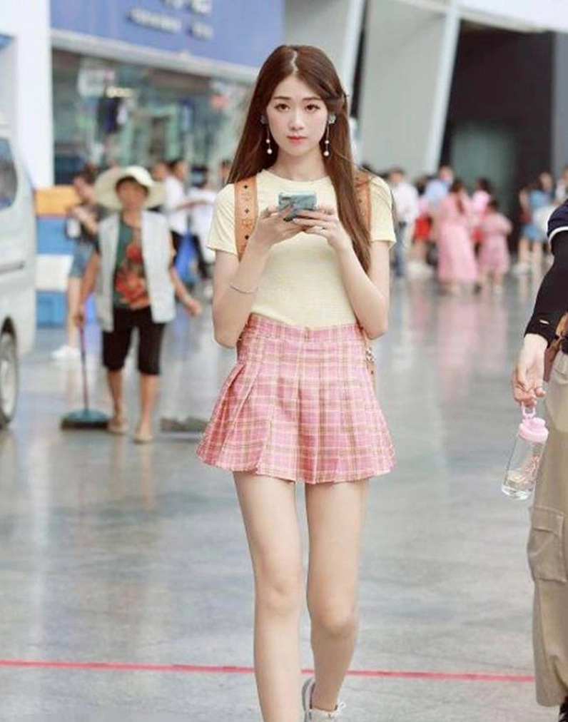Background gái xinh mặc váy ngắn trắng cầm bó hoa cúc họa mi đầy chất thơ