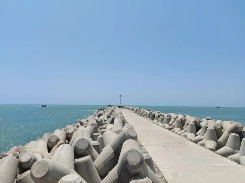 Bãi biển Lộc An với bờ kè thu hút du khách check-in