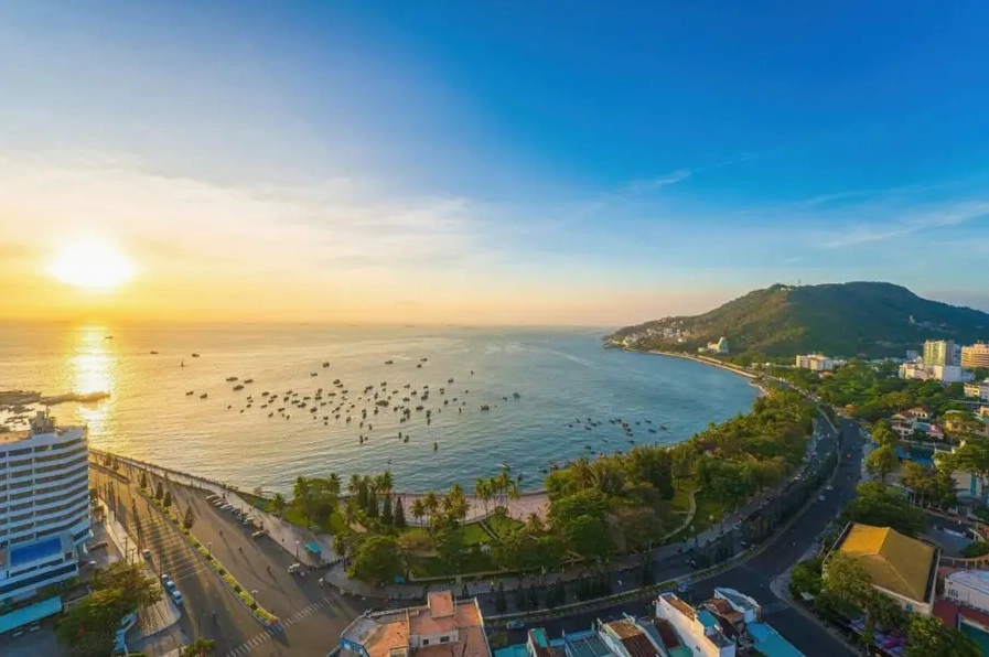 Bãi biển Vũng Tàu nổi tiếng với làn nước trong xanh và sóng biển dịu êm
