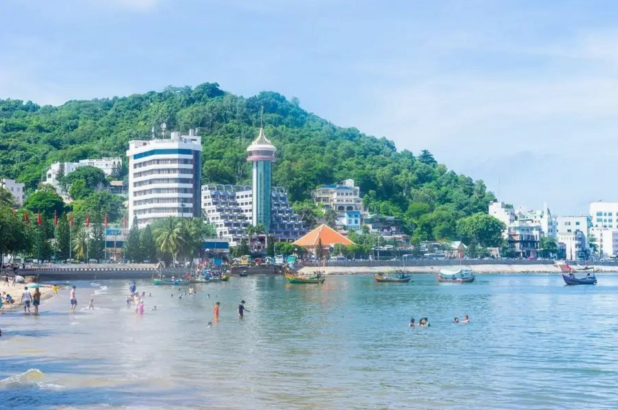 Bãi Sau Vũng Tàu với không khí nhộn nhịp, đông đúc du khách