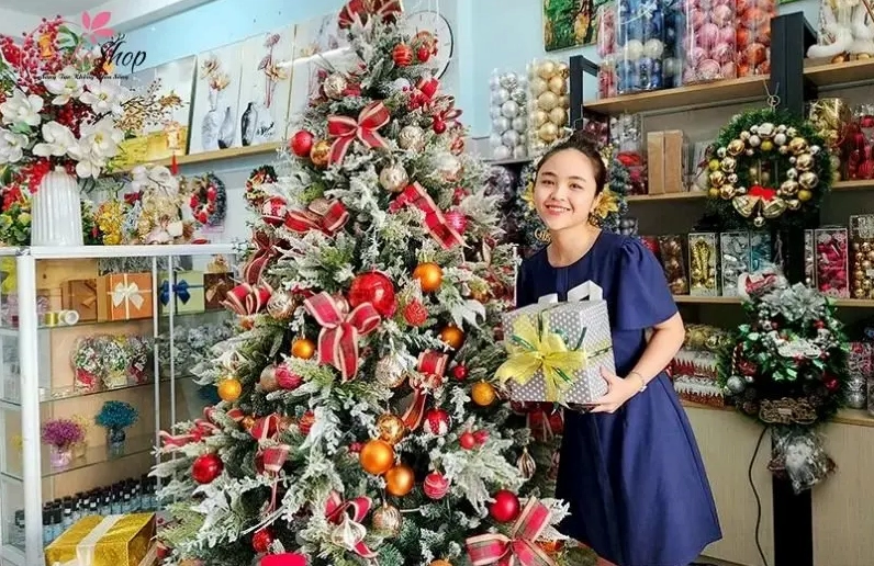 Cây thông Noel xanh tươi được trang trí lộng lẫy với đèn và phụ kiện