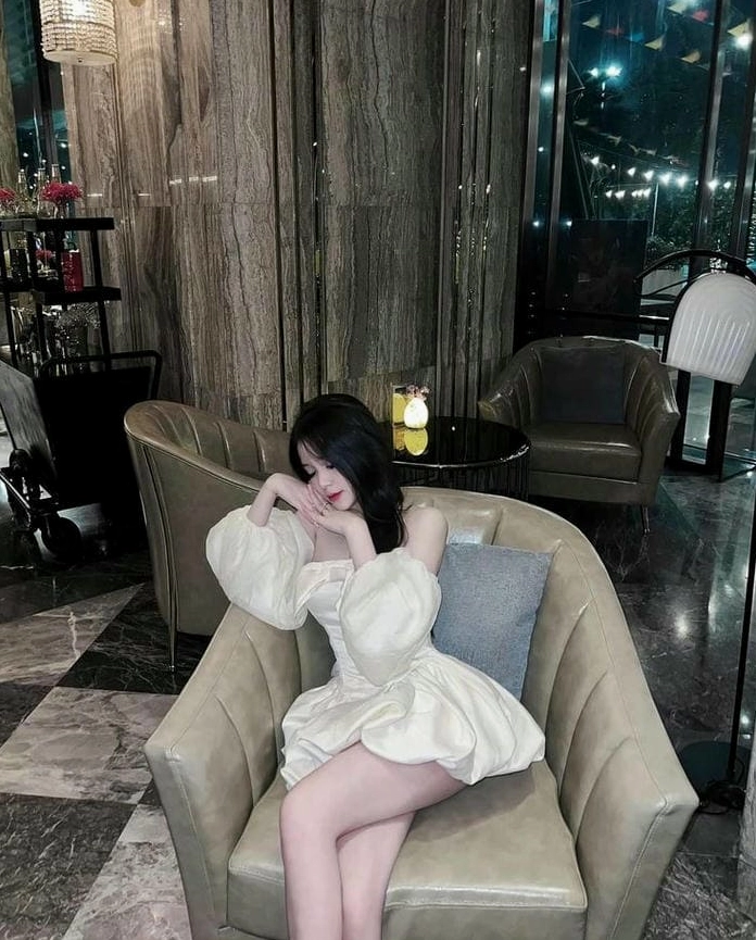 Cô gái mặc váy ngắn trắng sexy tạo dáng bên khung cảnh thiên nhiên.