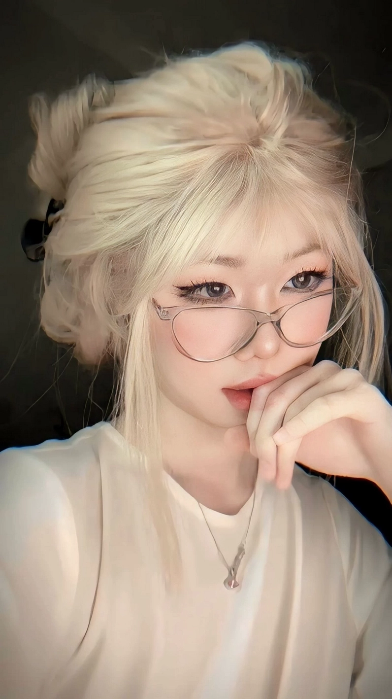Cô gái xinh đẹp diện trang phục cool girl thời thượng