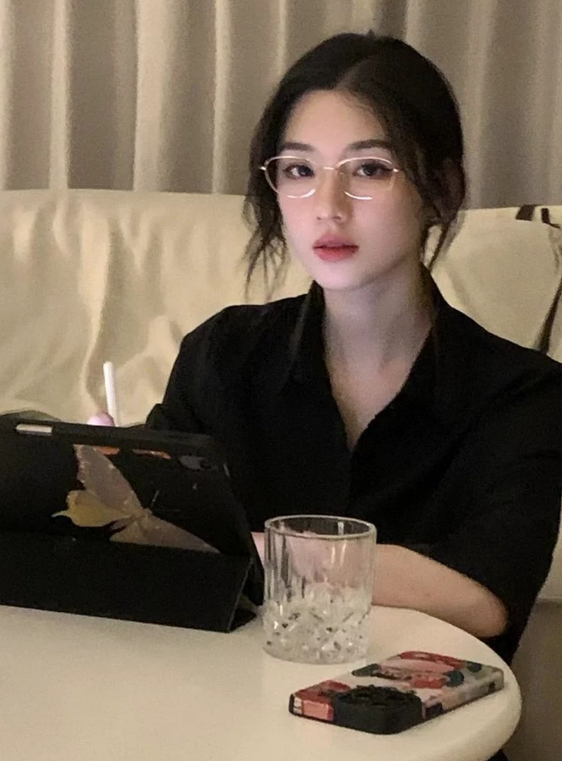 Cô gái xinh ngầu tạo dáng cool girl với phong cách lạnh lùng