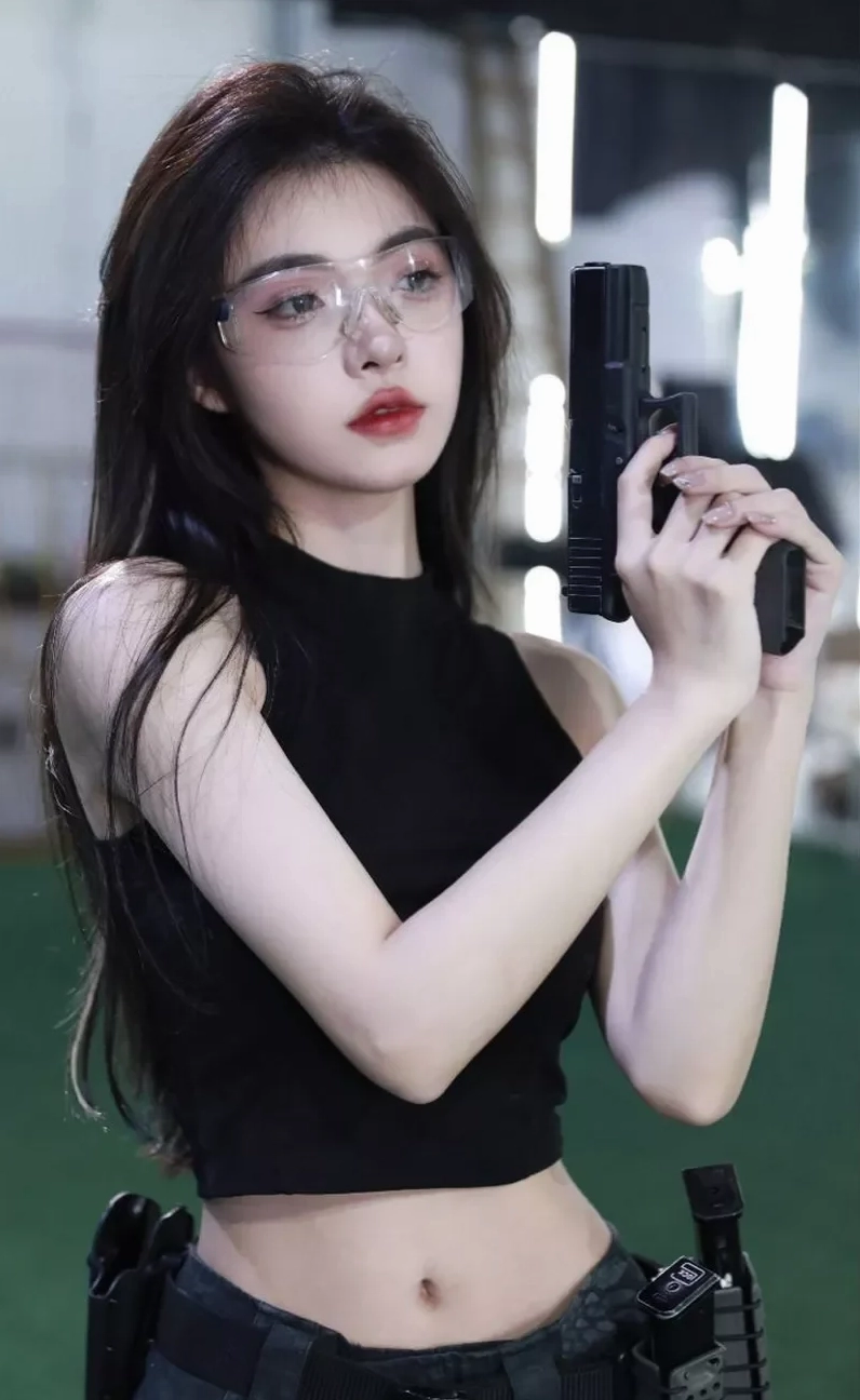 Cô gái xinh tạo dáng cool girl cực thu hút