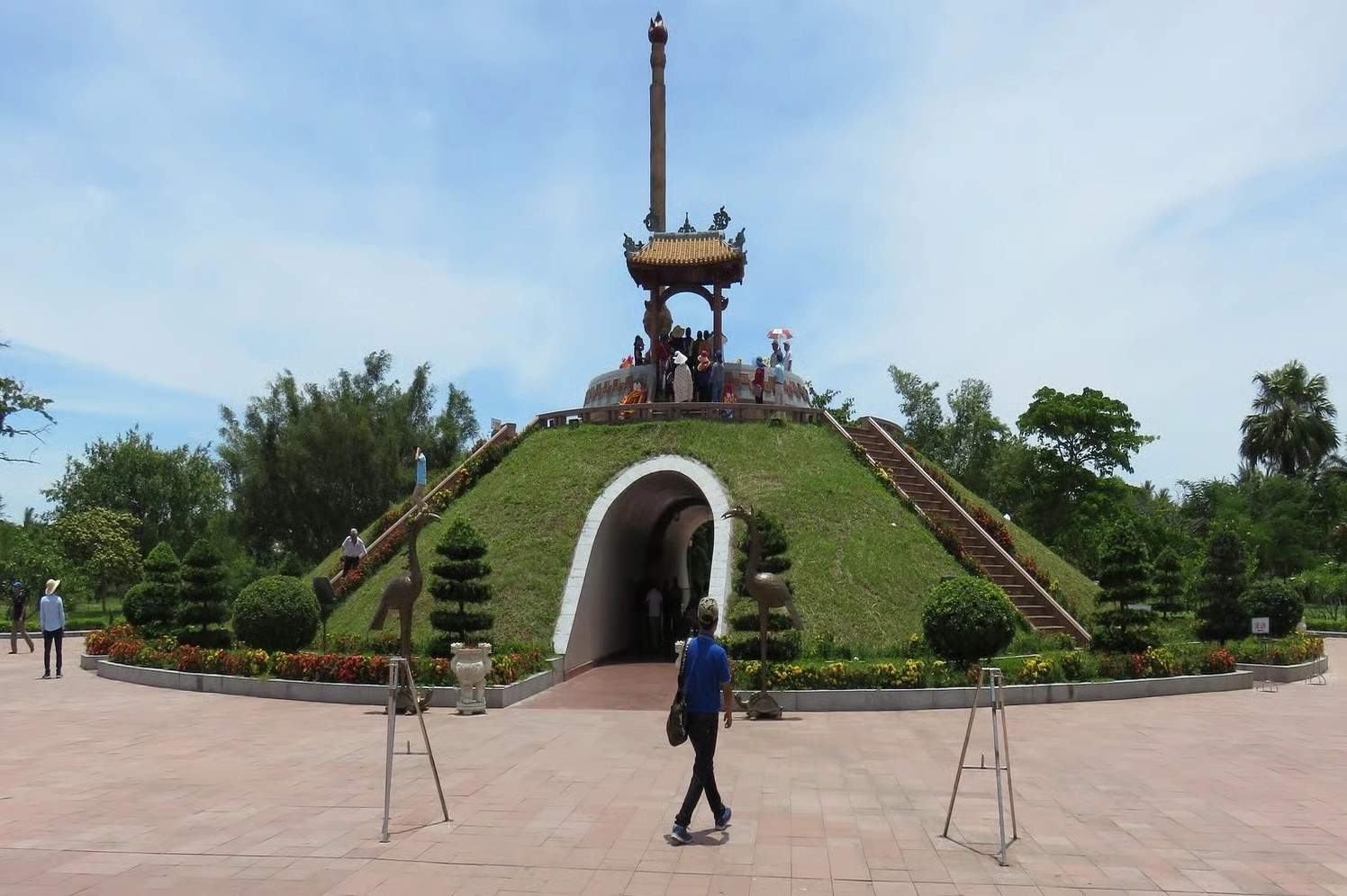 Đền tưởng niệm các anh hùng liệt sĩ tại Thành cổ Quảng Trị