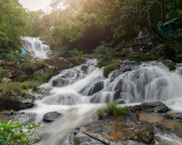 Dòng nước trắng xóa đổ xuống từ Thác Datanla hùng vĩ.
