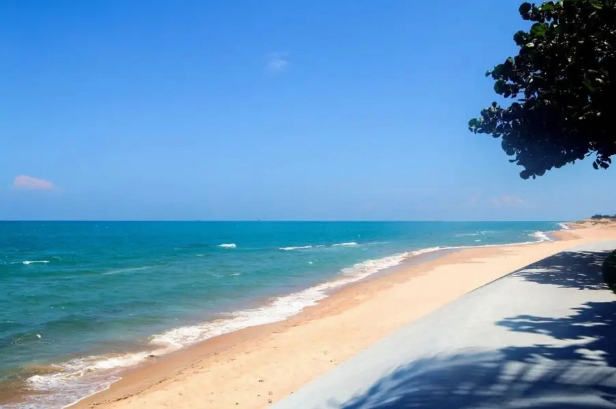 Hồ Tràm với bờ cát dài và làn nước trong xanh