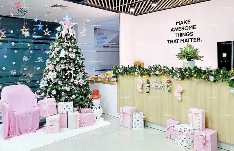 Hộp quà Noel được xếp gọn gàng trên bàn làm việc