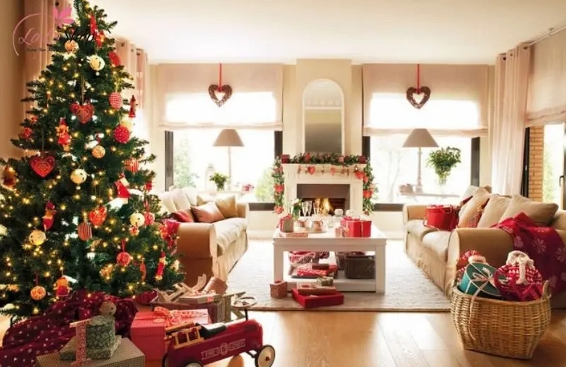 Không gian phòng khách ấm cúng với cây thông và đồ trang trí Noel