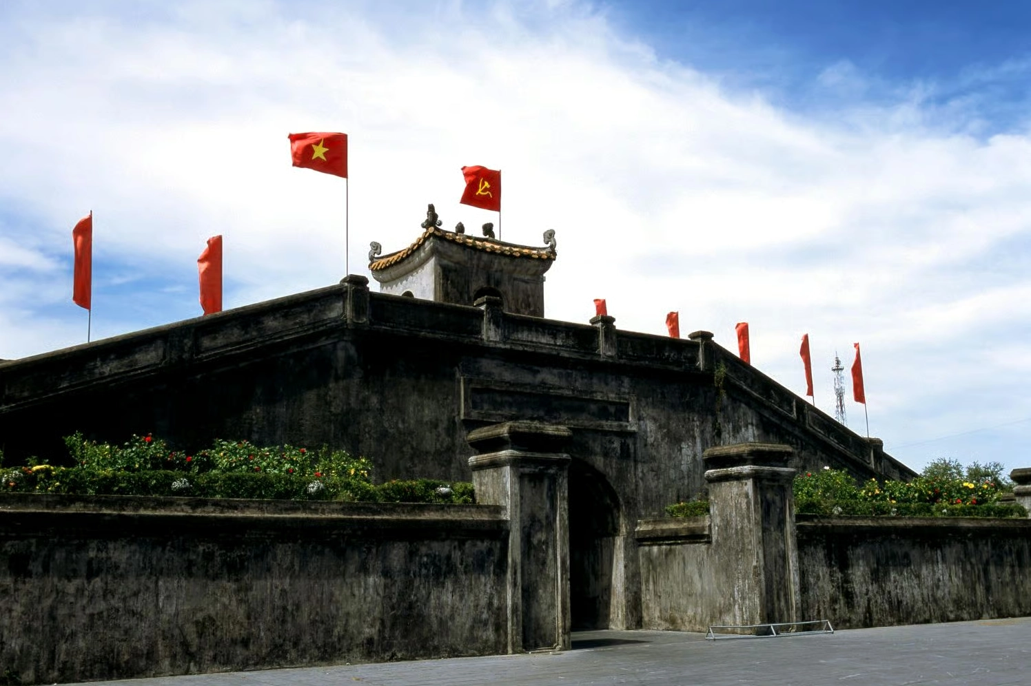 Khuôn viên Thành cổ Quảng Trị với cảnh quan yên bình và lịch sử