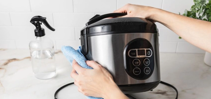 Một chiếc nồi cơm điện sạch sẽ trong căn bếp ngăn nắp là một phần của không gian sống quang đãng