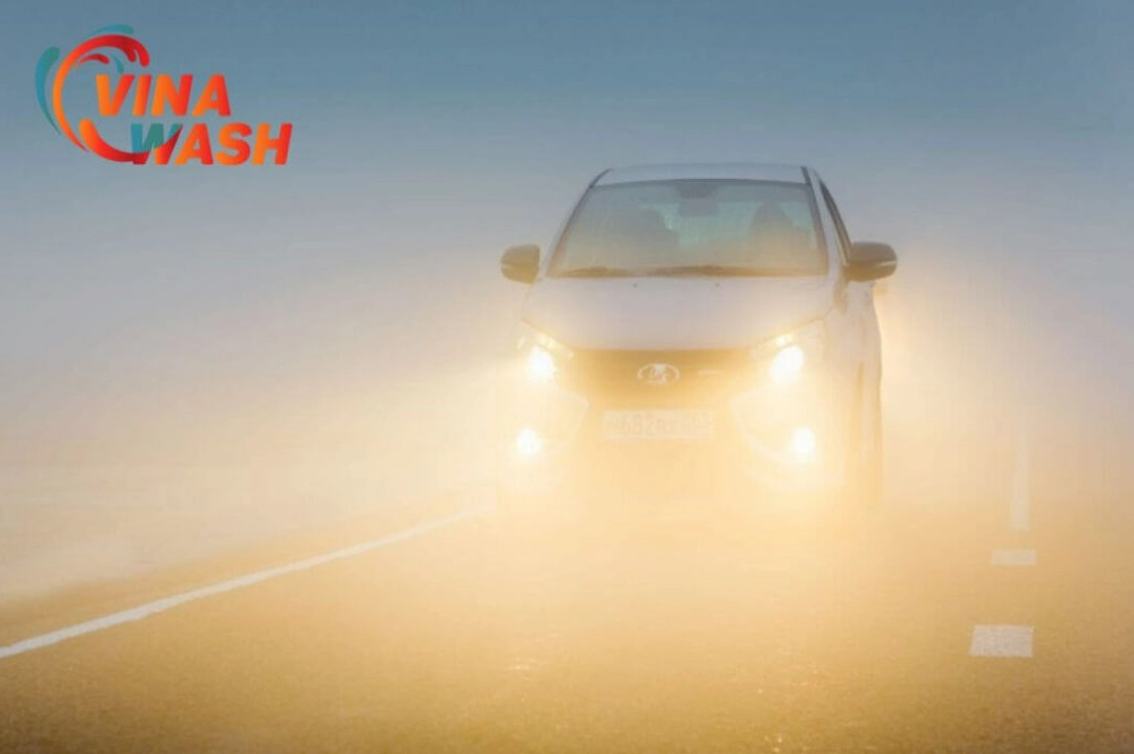 Một chiếc ô tô hiện đại được trang bị hệ thống đèn sương mù công nghệ LED