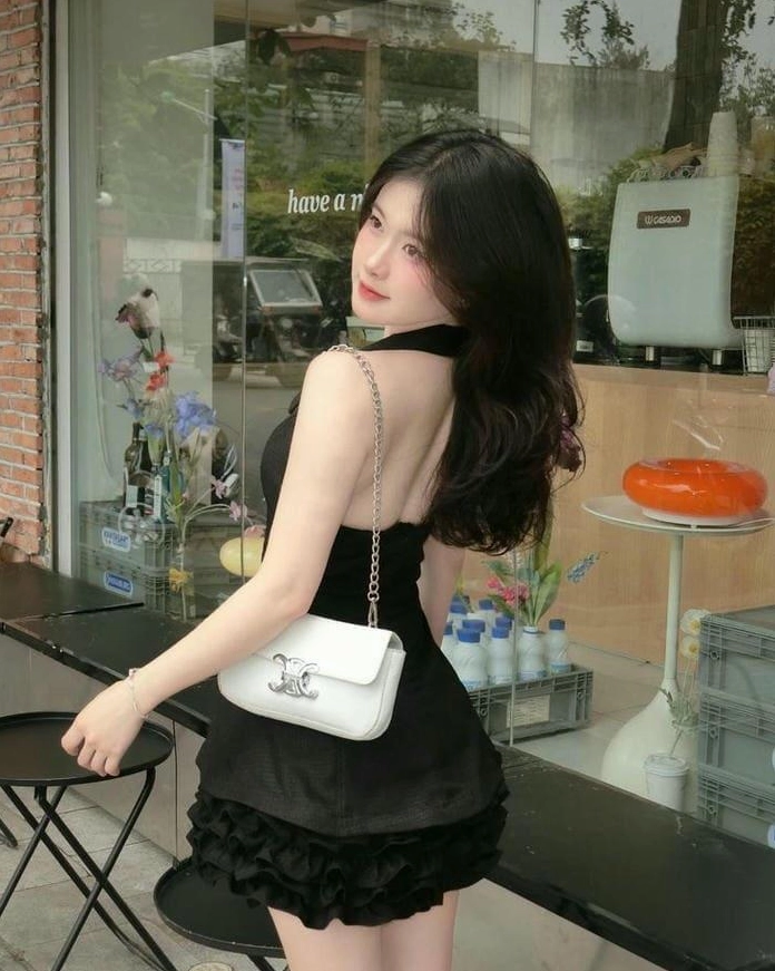 Một cô nàng xinh đẹp diện váy ngắn với phong cách thời trang quyến rũ trong thế giới anime.