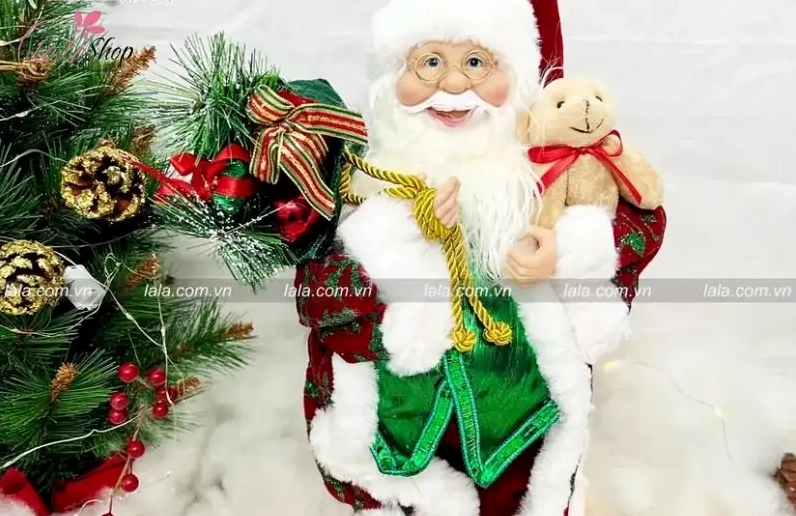Ông già Noel thân thiện với bộ râu trắng và túi quà lớn, biểu tượng của lòng nhân ái