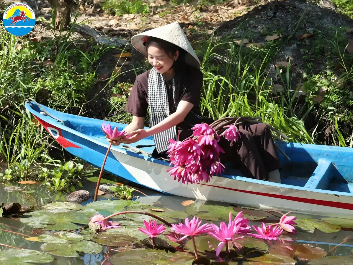 Trải nghiệm chèo xuồng ba lá trên sông tại Cồn Sơn
