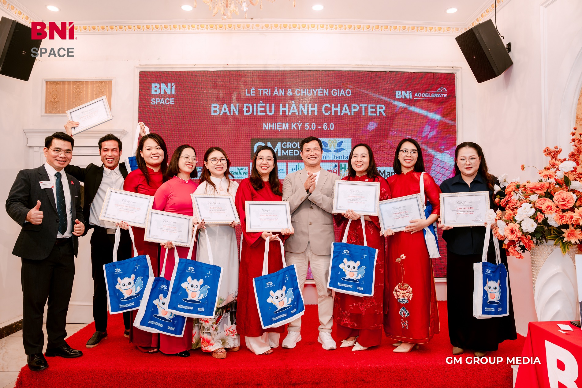 Anh Nguyễn Anh Sơn Nha Khoa Xanh Dental Thay mặt chapter tặng quà Tri ân nhà tài trợ