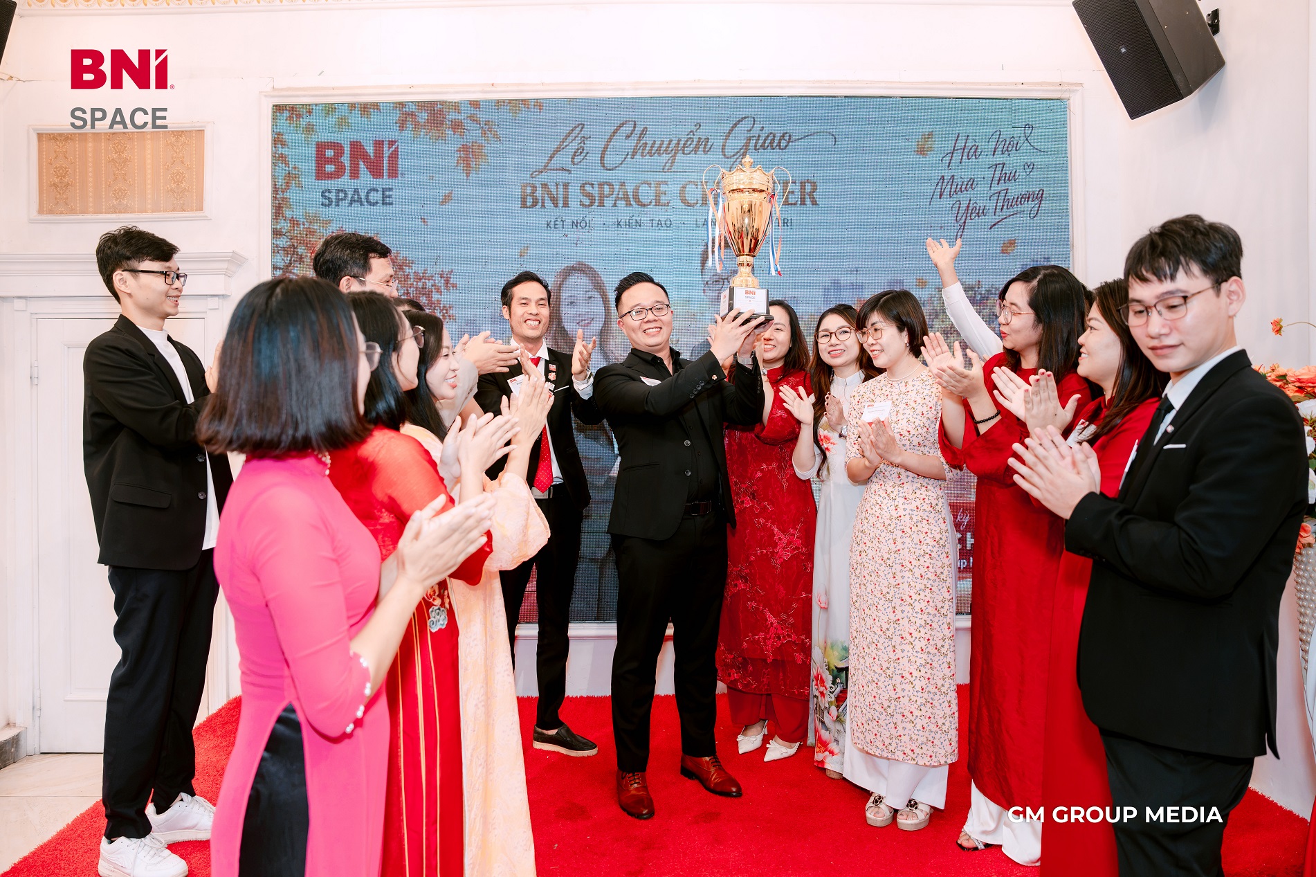 Nhận cúp của Tân Chủ Tịch Phạm Đức Hiệp