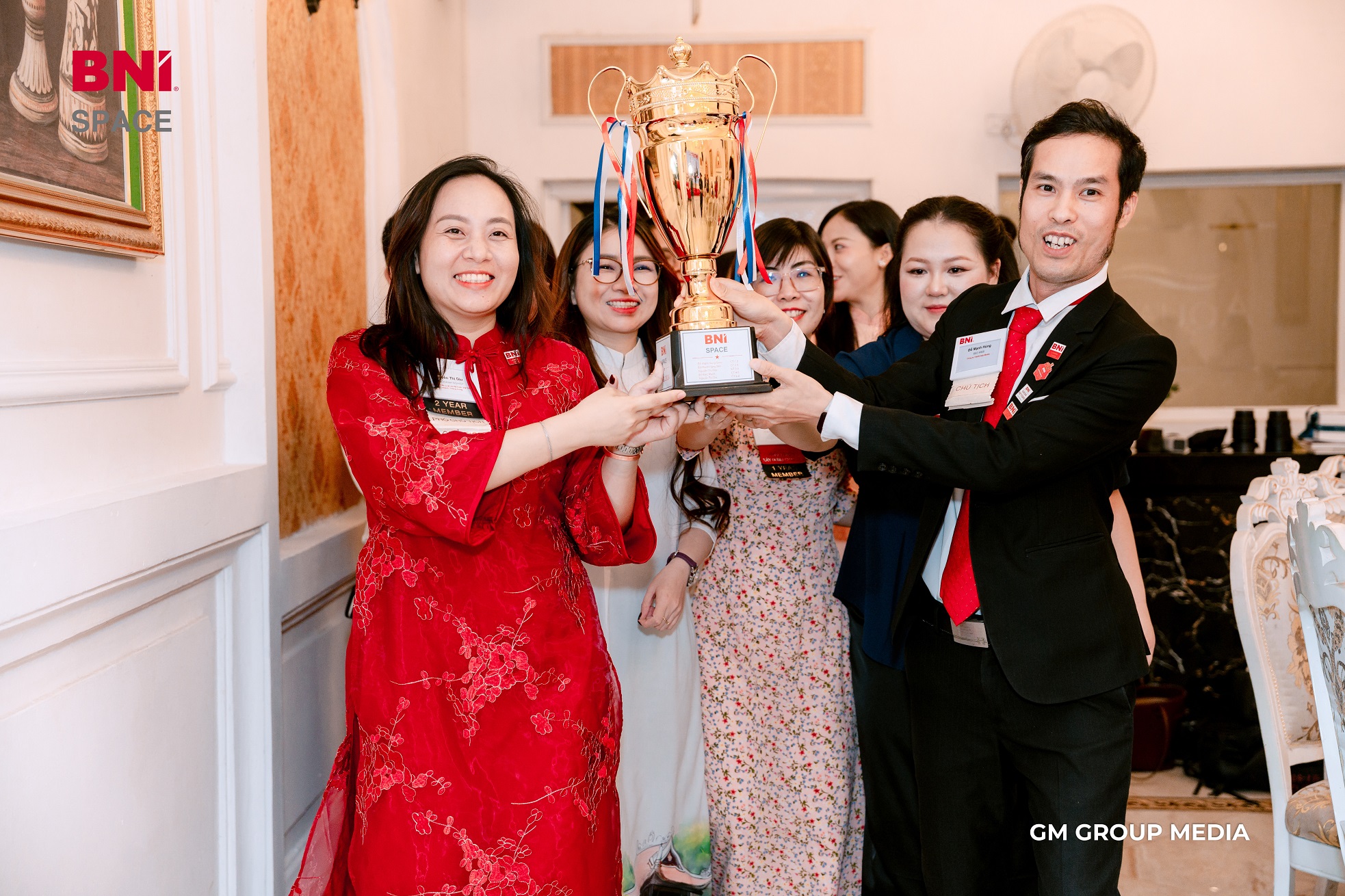 Rước cúp danh dự BNI Space Chapter